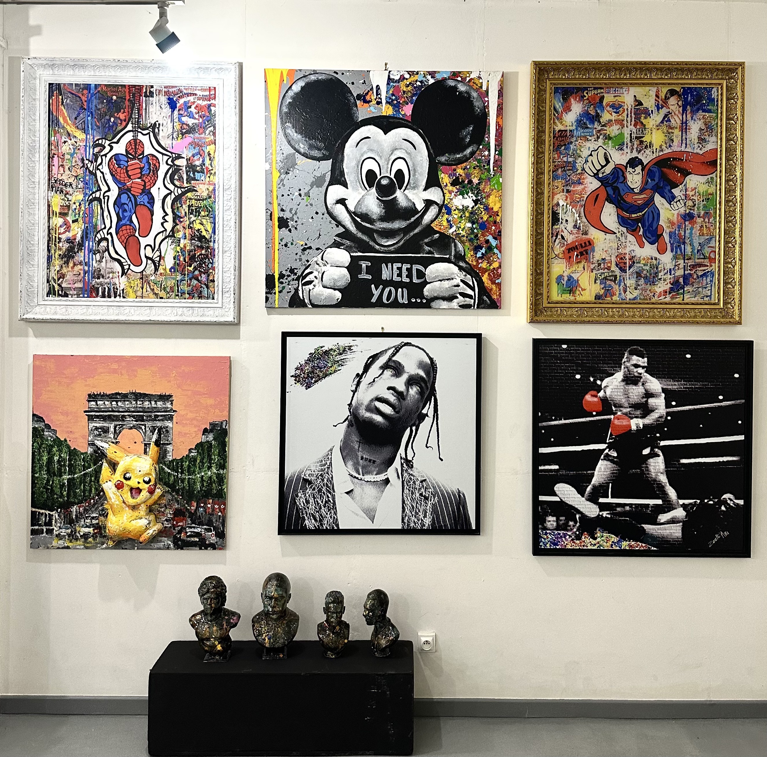 Mur d'œuvres Zoulli Art : Spider-Man, Mickey, Superman, Pikachu, Travis Scott, Tyson — Mystery Box Coupe du Monde 2026
