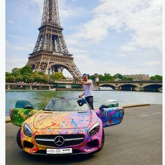 Mercedes devant la Tour Eiffel
