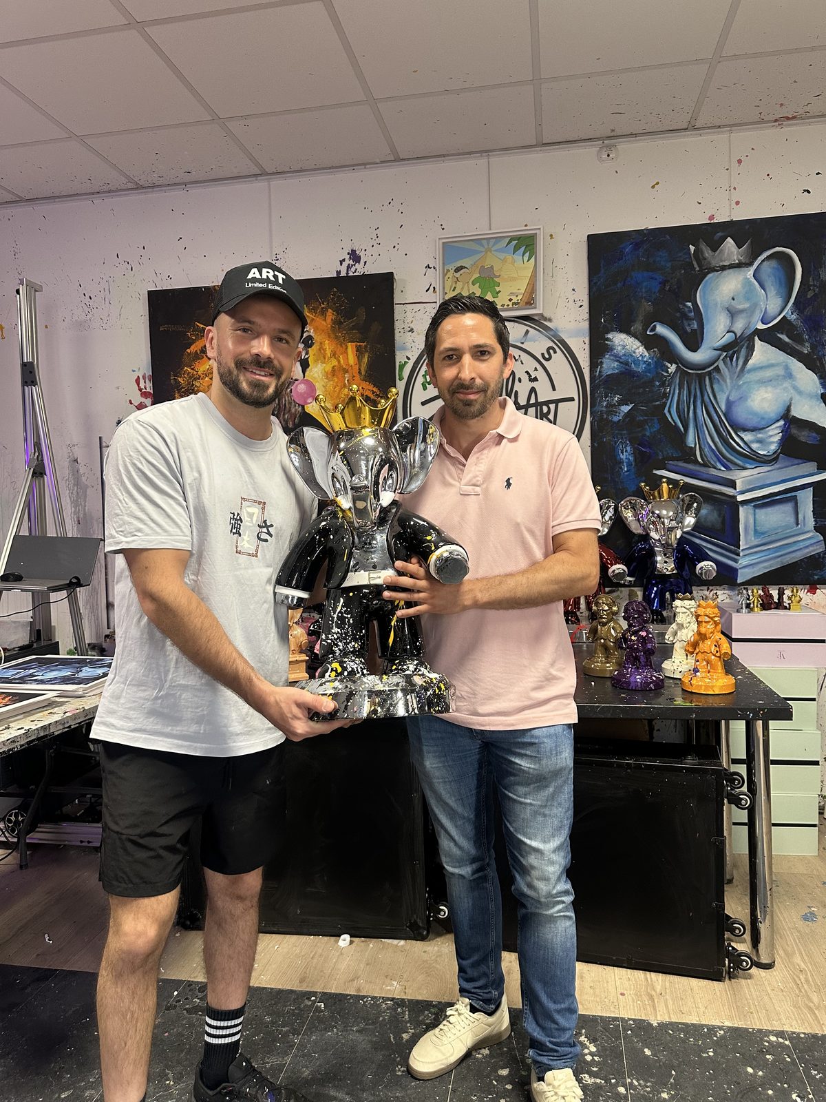 Gagnant avec ses prints et sculptures Zoulli Art