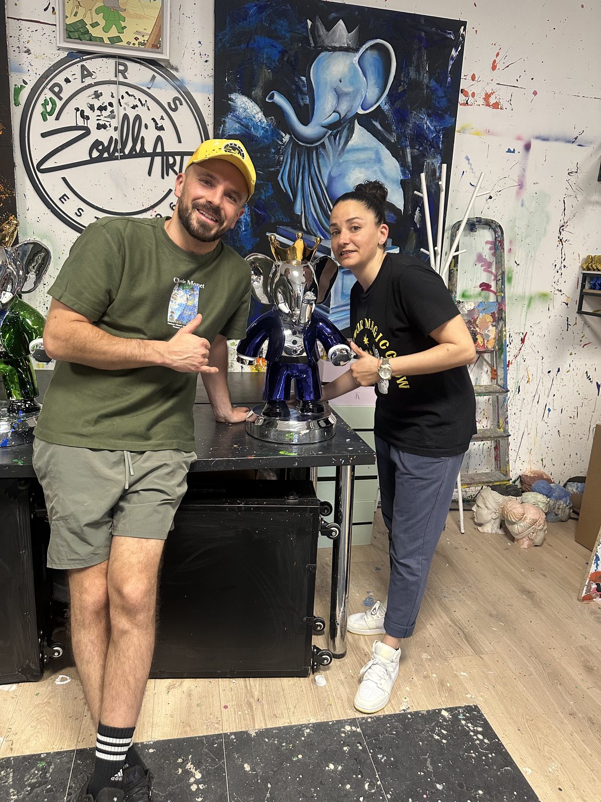 Gagnante avec une sculpture éléphant chromée bleue