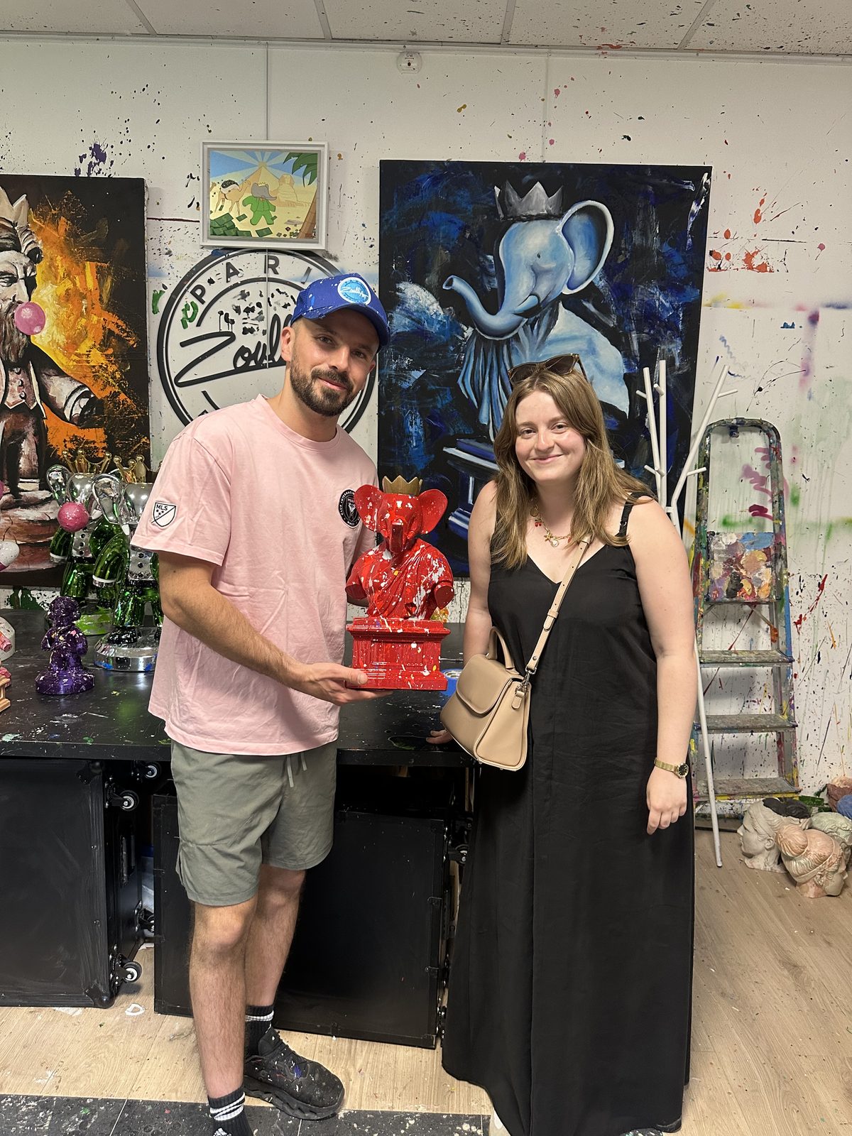 Gagnant avec une sculpture rouge