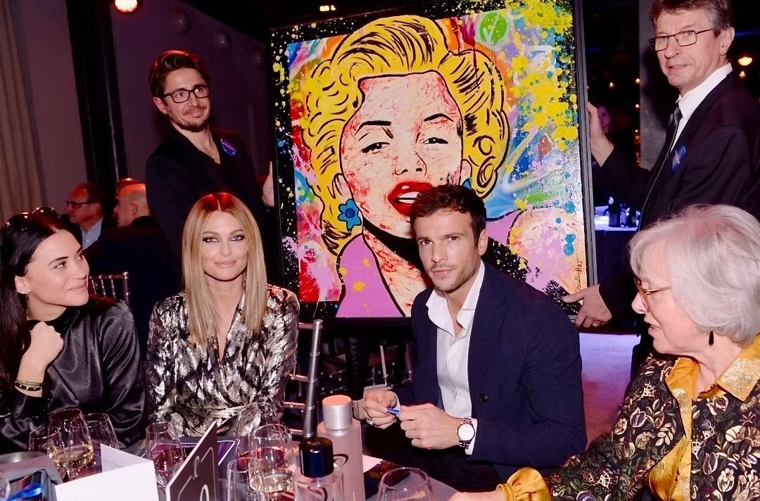 Dîner de gala devant une œuvre Marilyn