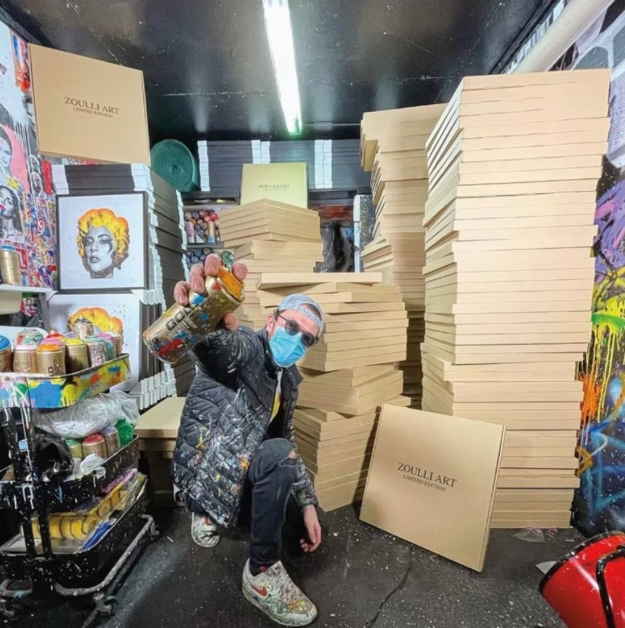 Victor dans son camion rempli de box Zoulli Art