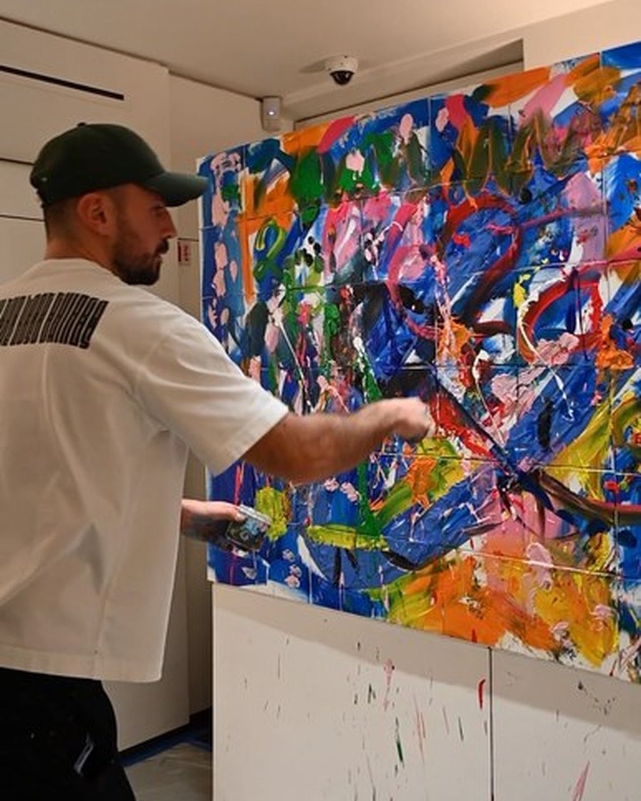 Victor Illouz, alias Zoulli Art, peint une grande toile à l'acrylique