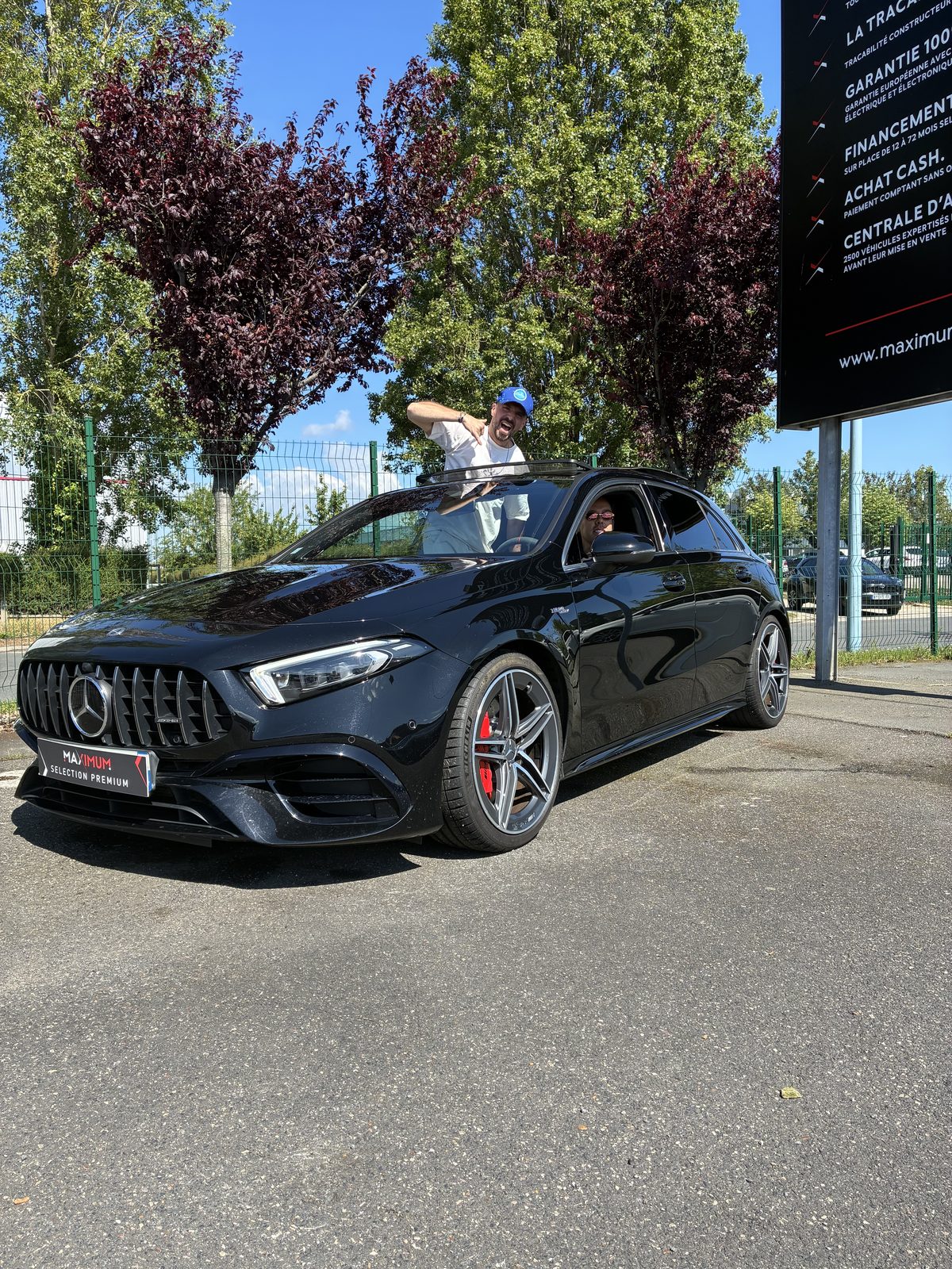 Victor Illouz devant la Mercedes AMG à gagner