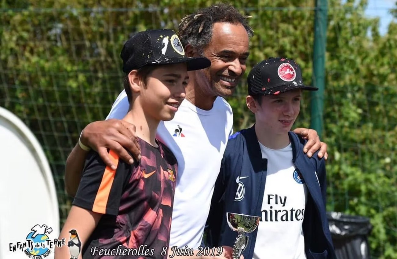 Yannick Noah avec des enfants aux casquettes Zoulli Art
