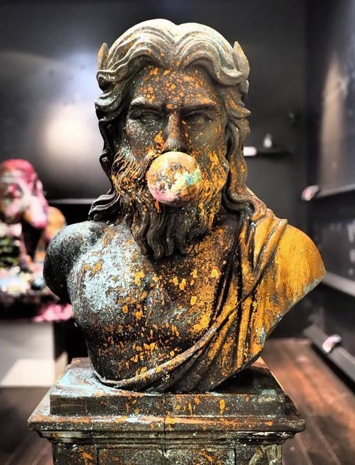 Buste de Zeus avec une bulle de chewing-gum